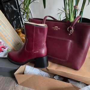 Coach Women's Burgundy Tote Bag W/ Zipper